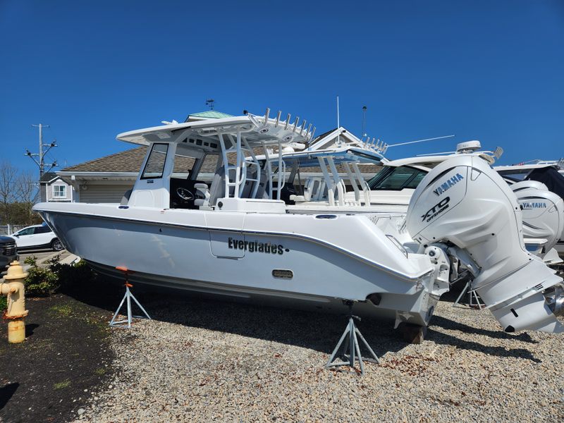2025 Everglades 335 CC
